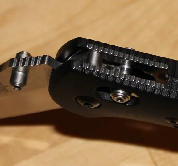 Detalle del mecanismo AXIS lock de Benchmade, sistema de bloqueo crossbar lock que la marca patentó originalmente y popularizó en navajas plegables