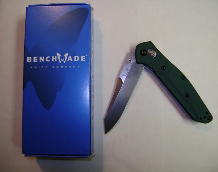 Benchmade 940 Osborne, navaja plegable de diseño Warren Osborne con sistema de bloqueo AXIS lock (crossbar lock), una de las piezas icónicas que popularizó el mecanismo a partir de 2001