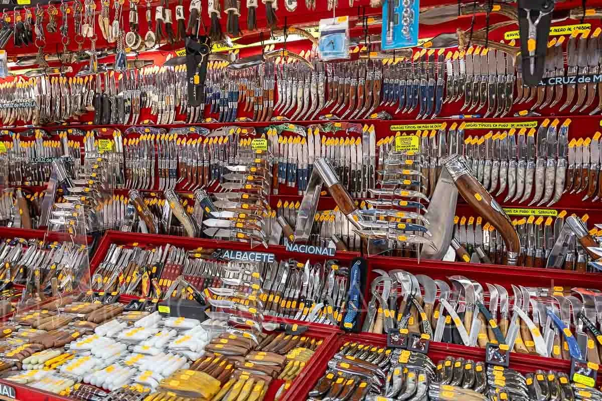 Puesto de cuchillos y navajas en la feria de albacete