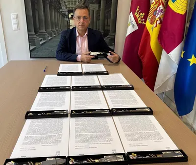Manuel Serrano, alcalde de Albacete, posando con navajas artesanales y las cartas dirigidas a los líderes políticos nacionales