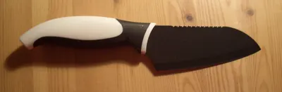 Cuchillo santoku japonés y cebollero europeo comparados sobre una tabla de cocina