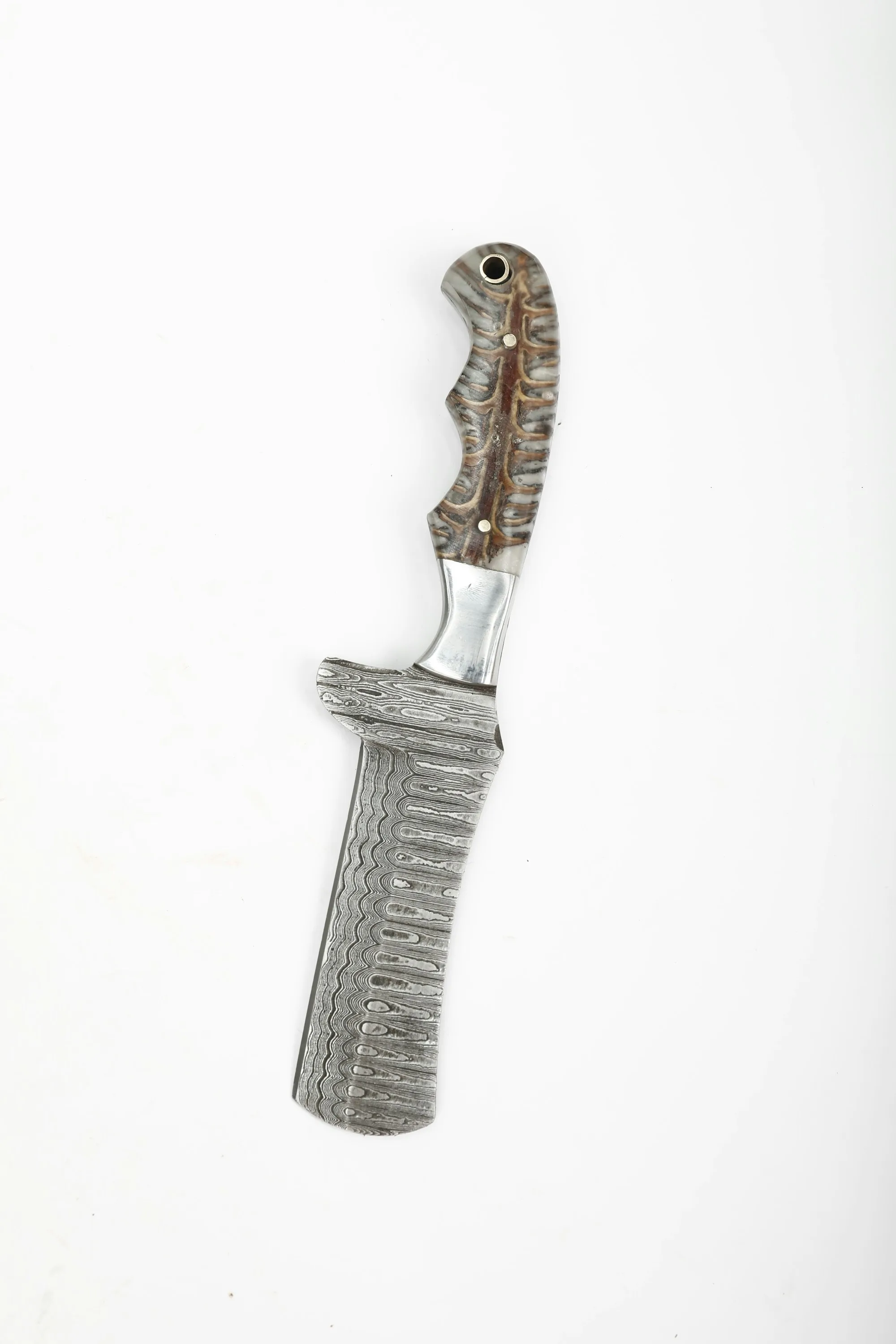 Cuchillo de acero damasco con mango de madera mostrando el patrón ondulado de capas metálicas
